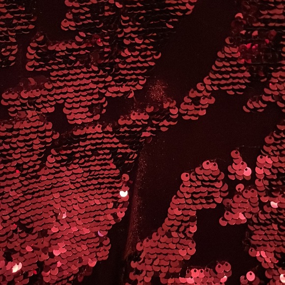 Shirt fitted red sequin dress. - Picture 2 of 5